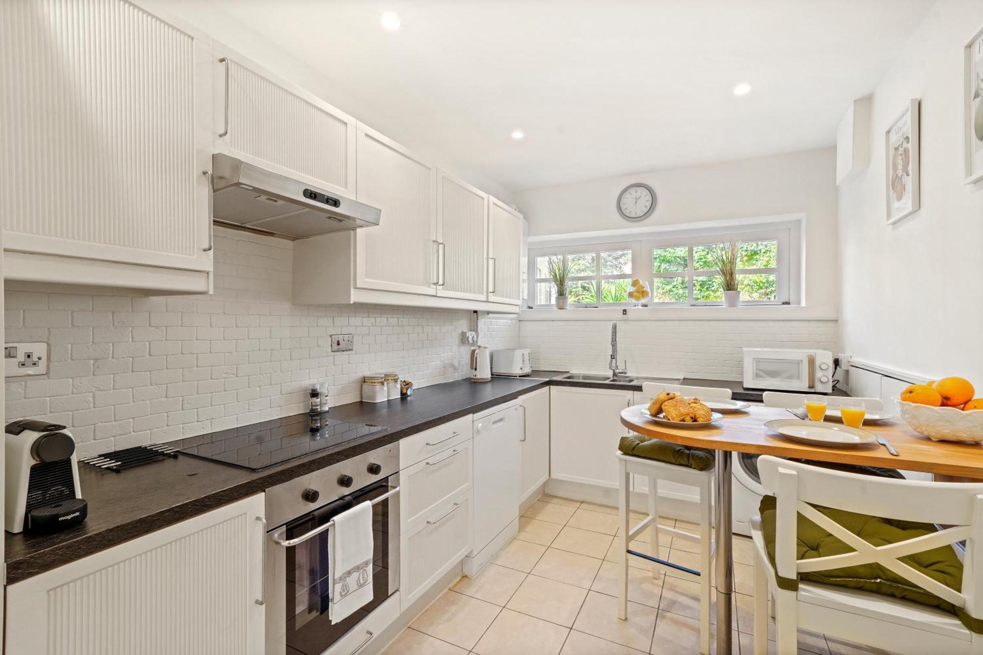 3 Bedroom Mews Home - Clapham Common - Free Private Parking - Sleeps 5 - Newly Refurbished - Sweetpea & Pillow Properties London Eksteriør billede