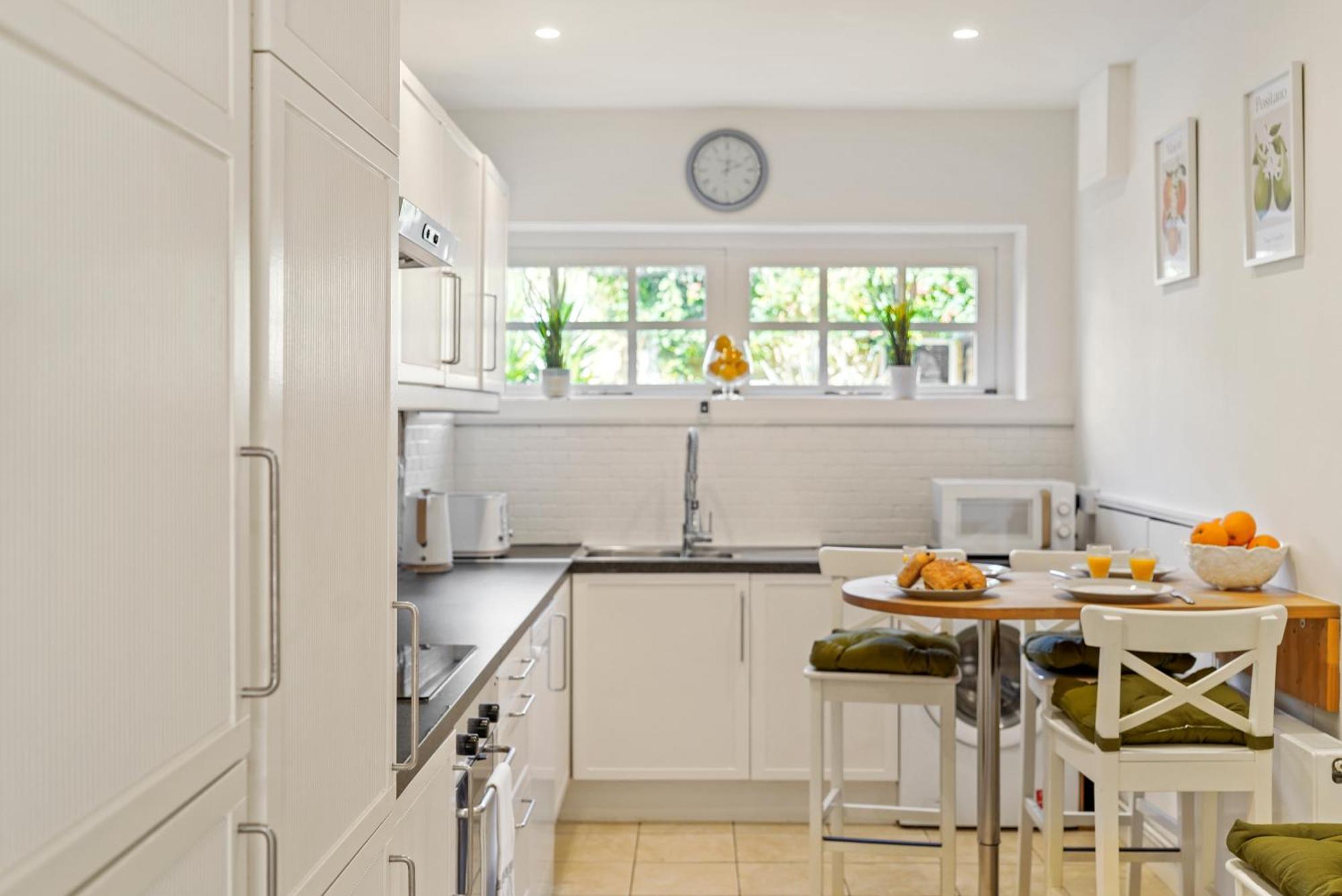 3 Bedroom Mews Home - Clapham Common - Free Private Parking - Sleeps 5 - Newly Refurbished - Sweetpea & Pillow Properties London Eksteriør billede