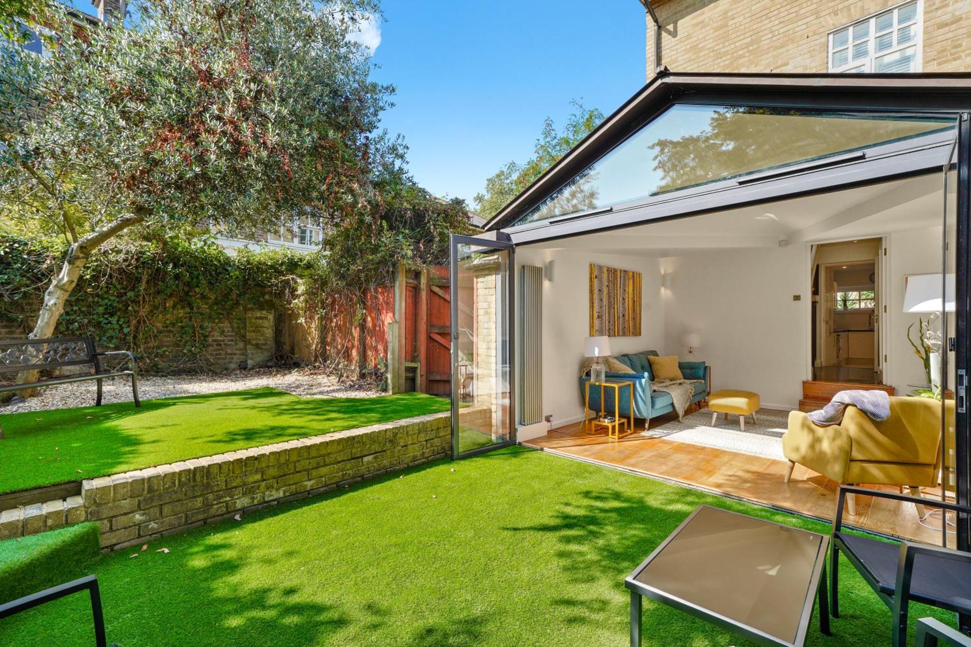 3 Bedroom Mews Home - Clapham Common - Free Private Parking - Sleeps 5 - Newly Refurbished - Sweetpea & Pillow Properties London Eksteriør billede