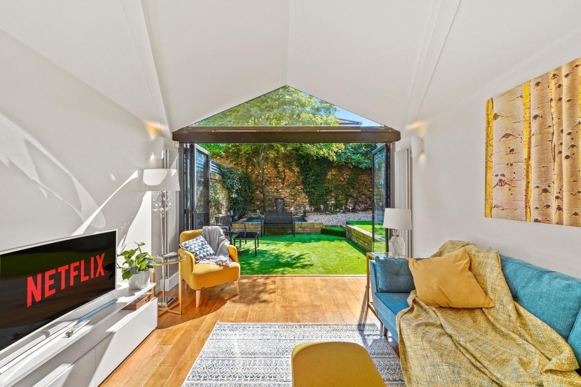 3 Bedroom Mews Home - Clapham Common - Free Private Parking - Sleeps 5 - Newly Refurbished - Sweetpea & Pillow Properties London Eksteriør billede