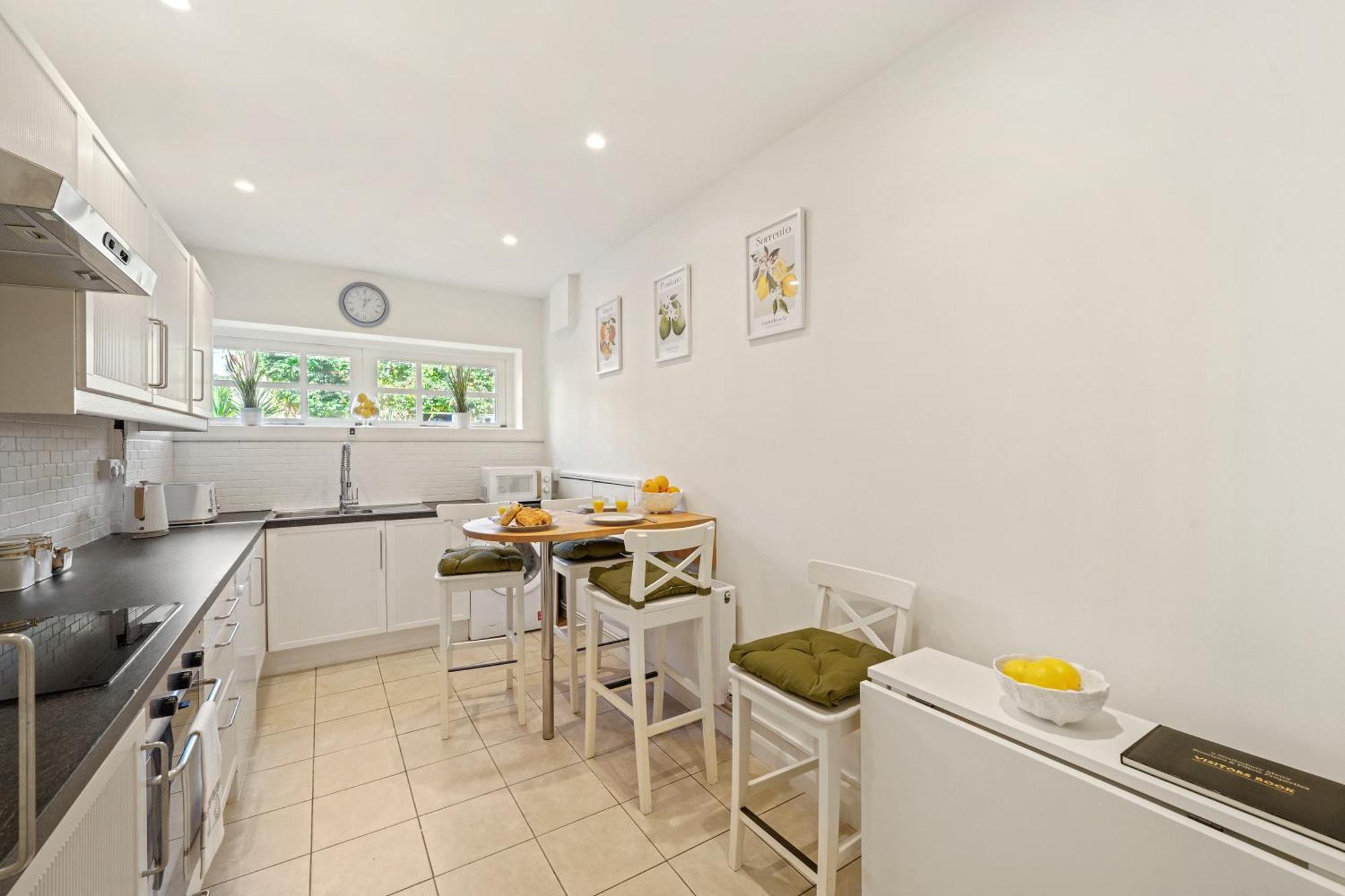 3 Bedroom Mews Home - Clapham Common - Free Private Parking - Sleeps 5 - Newly Refurbished - Sweetpea & Pillow Properties London Eksteriør billede